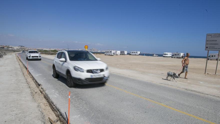 El Ayuntamiento estudiará con los vecinos la propuesta de prohibición del tráfico en la carretera del Saladar