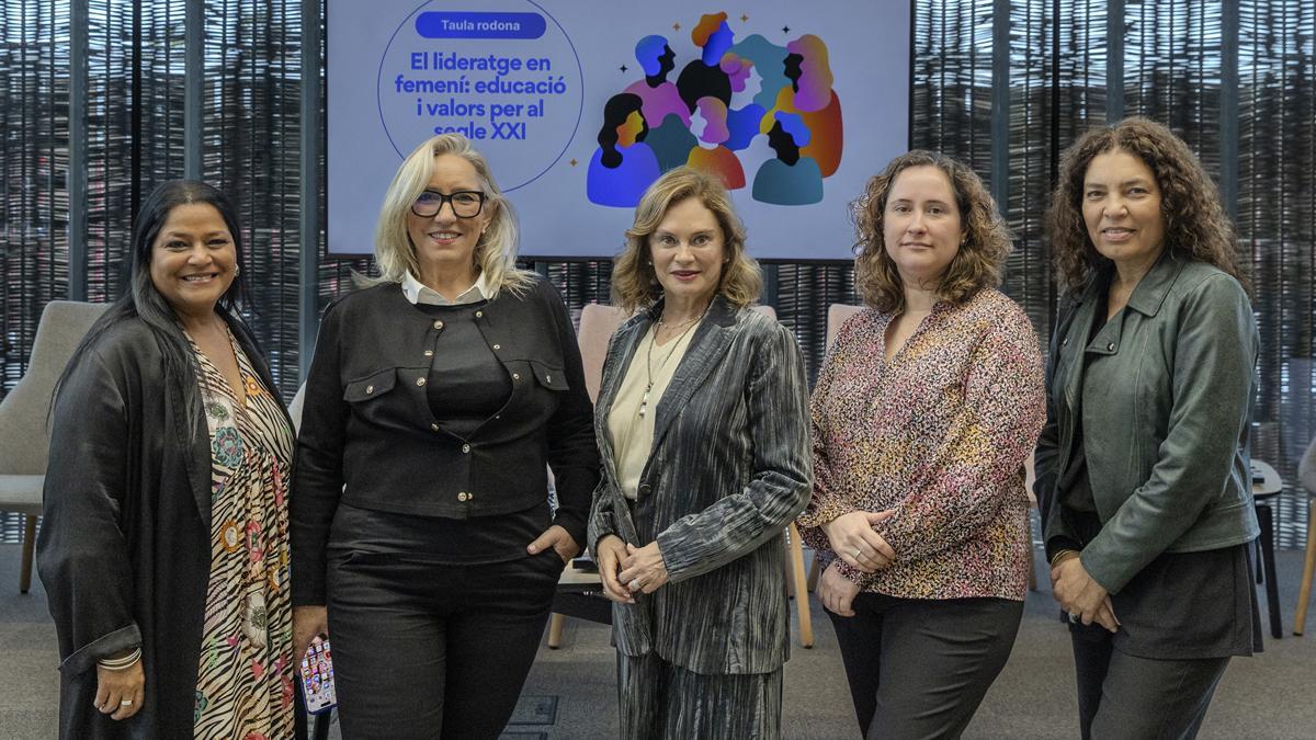 En la foto de izquierda a derecha Asha Miro, Mercedes Rodés, Nuria Prat, Miriam Castillo y Samantha Gásquez.