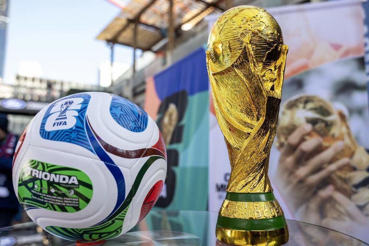 Balón oficial y trofeo del Mundial previo a la ceremonia del sorteo de grupos del torneo