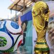 Balón oficial y trofeo del Mundial previo a la ceremonia del sorteo de grupos del torneo