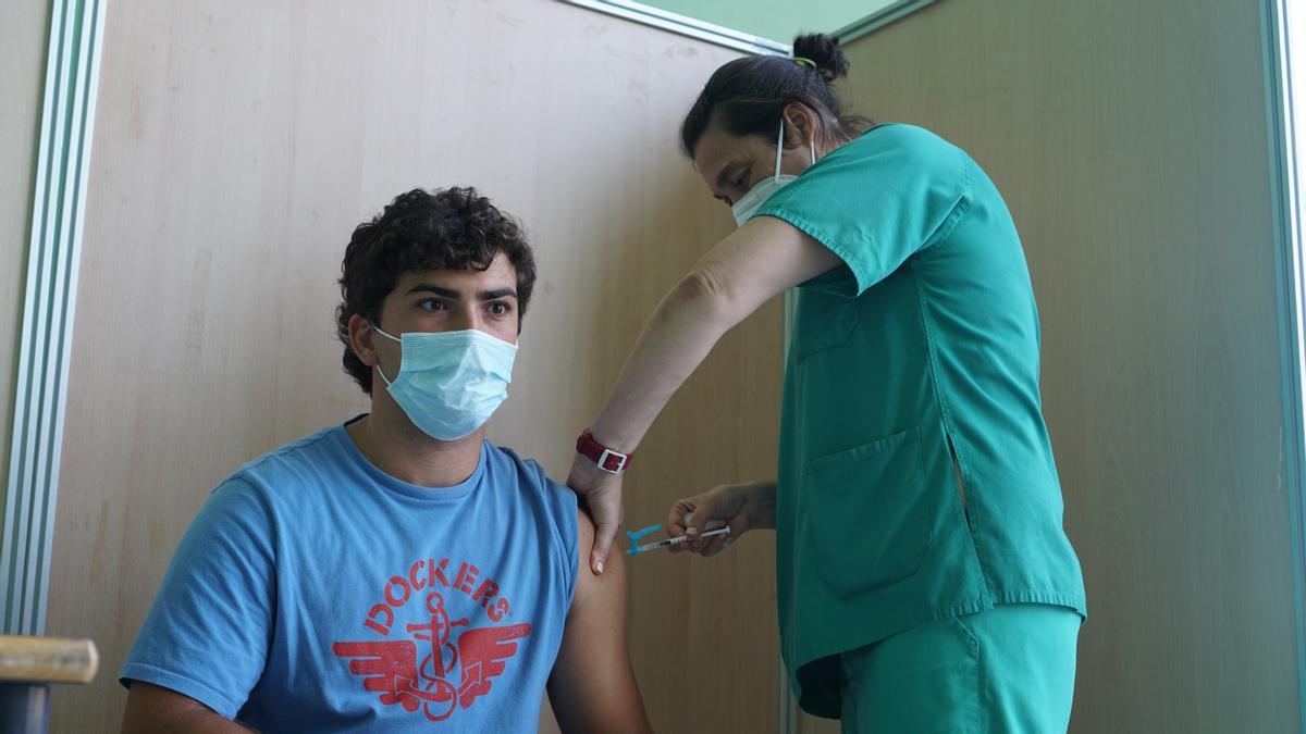 Un joven recibe la vacuna contra el COVID.