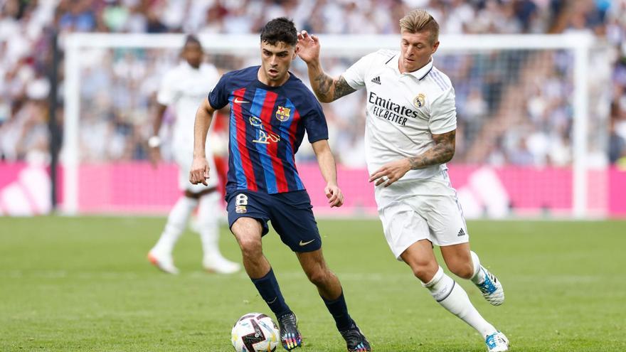 Pedri i Kross en l’últim duel entre Madrid i Barça, dos dels clubs que donen suport a la creació de la Superlliga europea. | EUROPA PRESS