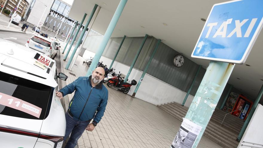 Los taxistas aplauden los cambios en la parada de la estación de tren (en imágenes)