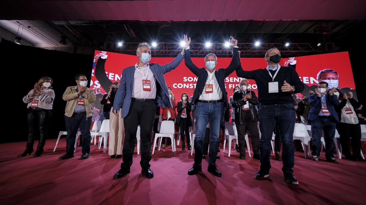 Ángel Víctor Torres (I), Sebastián Franquis y Augusto Hidaldo en la clausura del Congreso del PSOE de Gran Canaria.