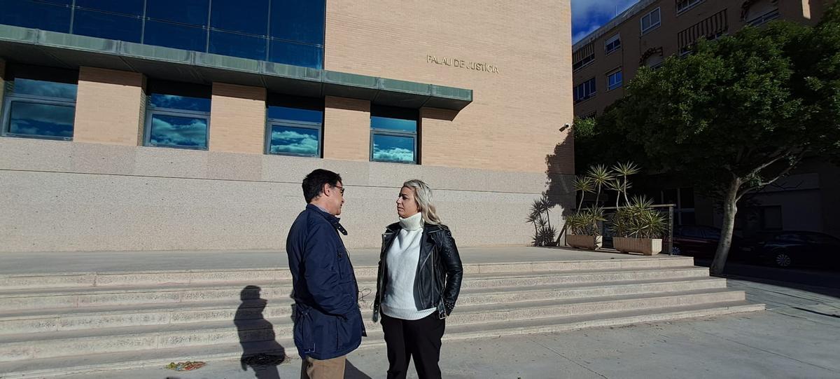 Pachi Pascual y Marisa Gayo ante el Palacio de Justicia de San Vicente, este martes.