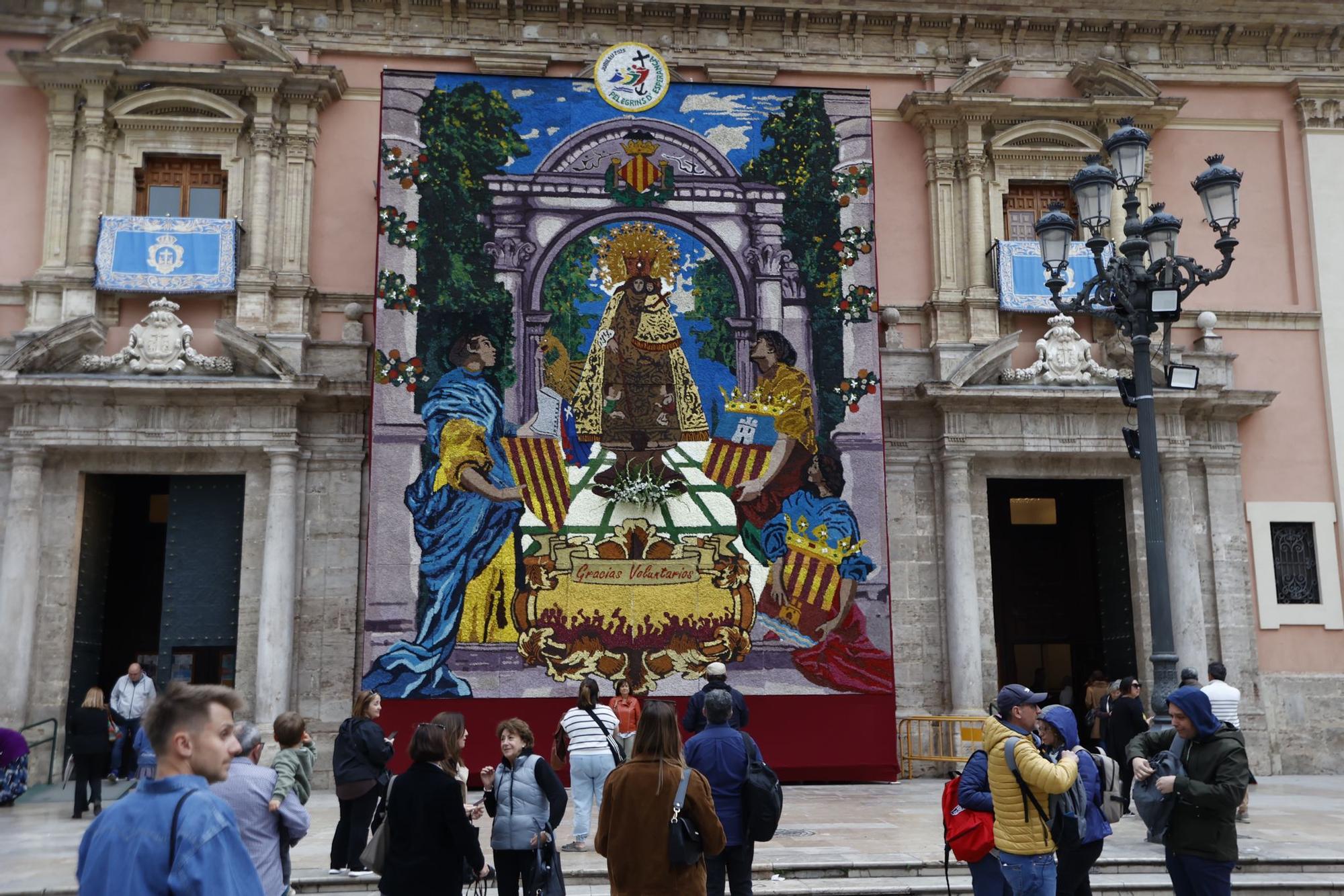 El tapiz de la Virgen de los Desamparados, al detalle