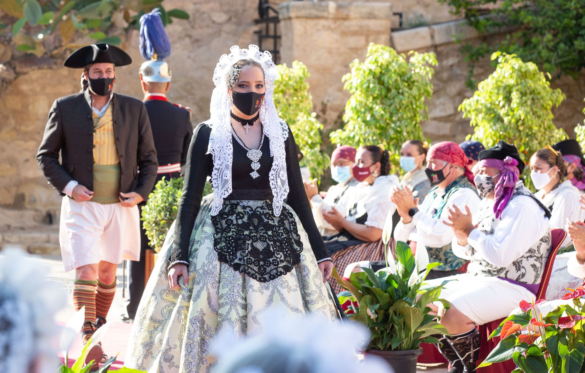 Hogueras de Alicante: El Ayuntamiento recibe a las 79 candidatas a Bellea del Foc