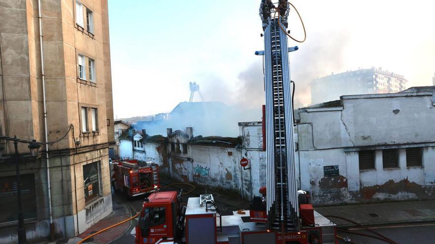 El derribo de la nave quemada de Ciudad Naranco se retrasa un mes