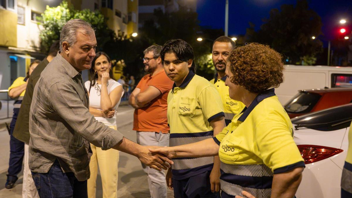 José Luis Sanz habla con los miembros del servicio de serenos.