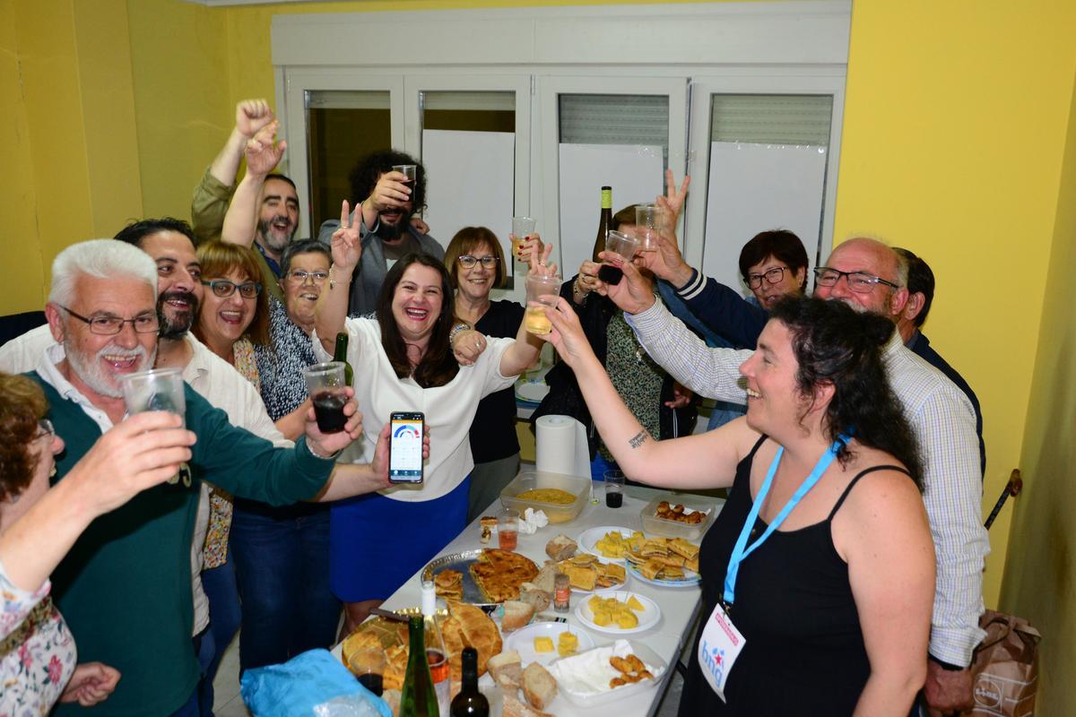 Araceli Gestido, en el centro con el signo de victoria, celebra los resultados en la sede del BNG en Cangas.