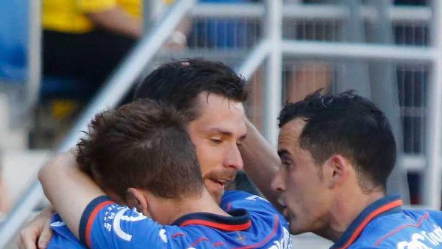 Erice se abraza con David Fernández tras marcar el gol que dio el ascenso al Oviedo en Cádiz, con Linares a la derecha.