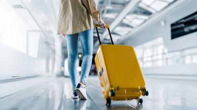 5 consejos de expertos viajeros para preparar la maleta y que no te cobren de más en el avión