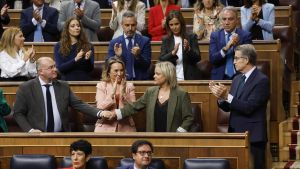 Un largo aplauso de la bancada del PP a Marimar Blanco interrumpe el pleno del Congreso