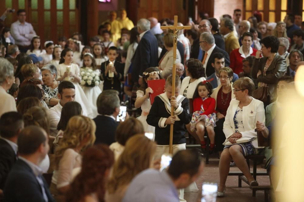 Comuniones en la Iglesia de La Luz, en Avilés