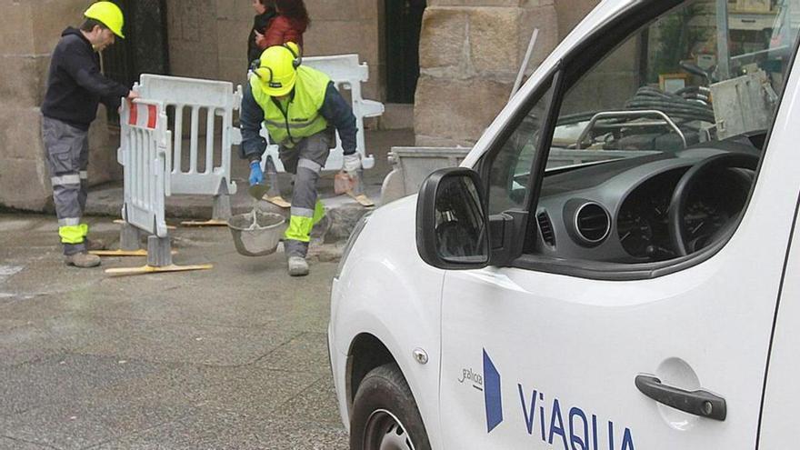 Operarios de Viaqua en la Plaza Mayor de Ourense.