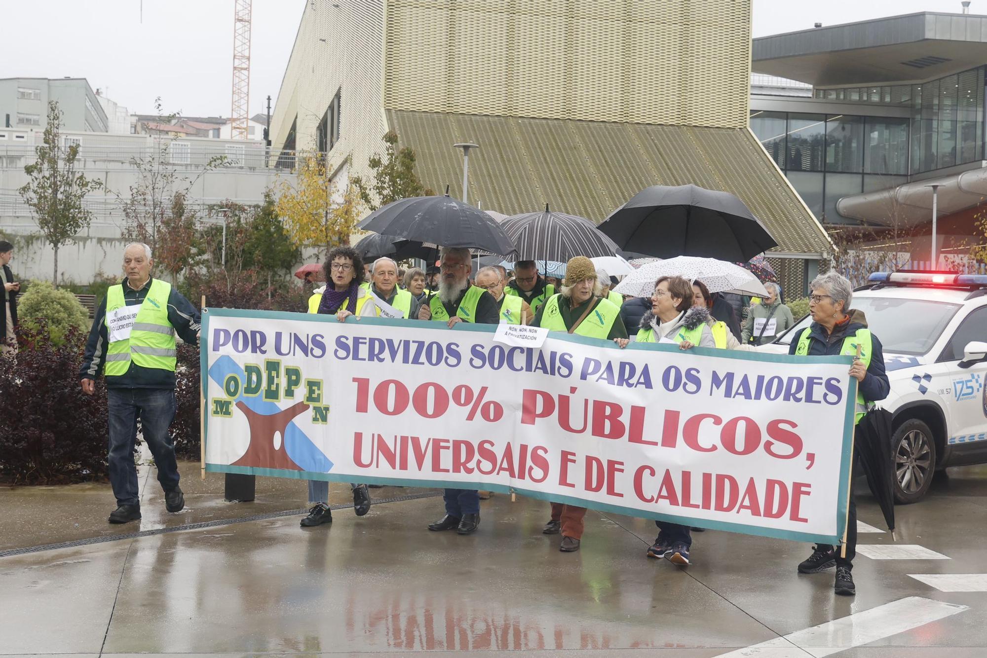 Manifestación en Santiago por la gestión pública de las residencias