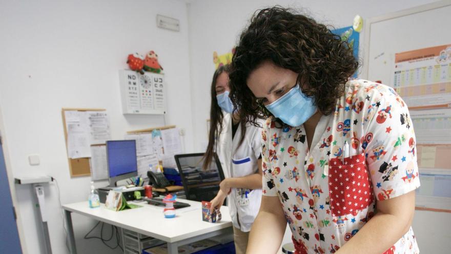 Una enfermera administrala vacuna de la gripe intranasala un niño en un centro de saludde Murcia.  JUAN CARLOS CAVAL