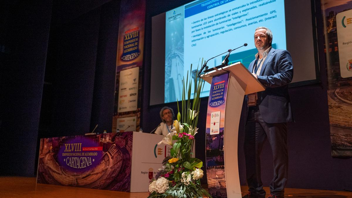 Vicente Belloch, jefe de División de Mantenimiento y Señales Marítimas de la APLP, durante la presentación de ayer en Cartagena.