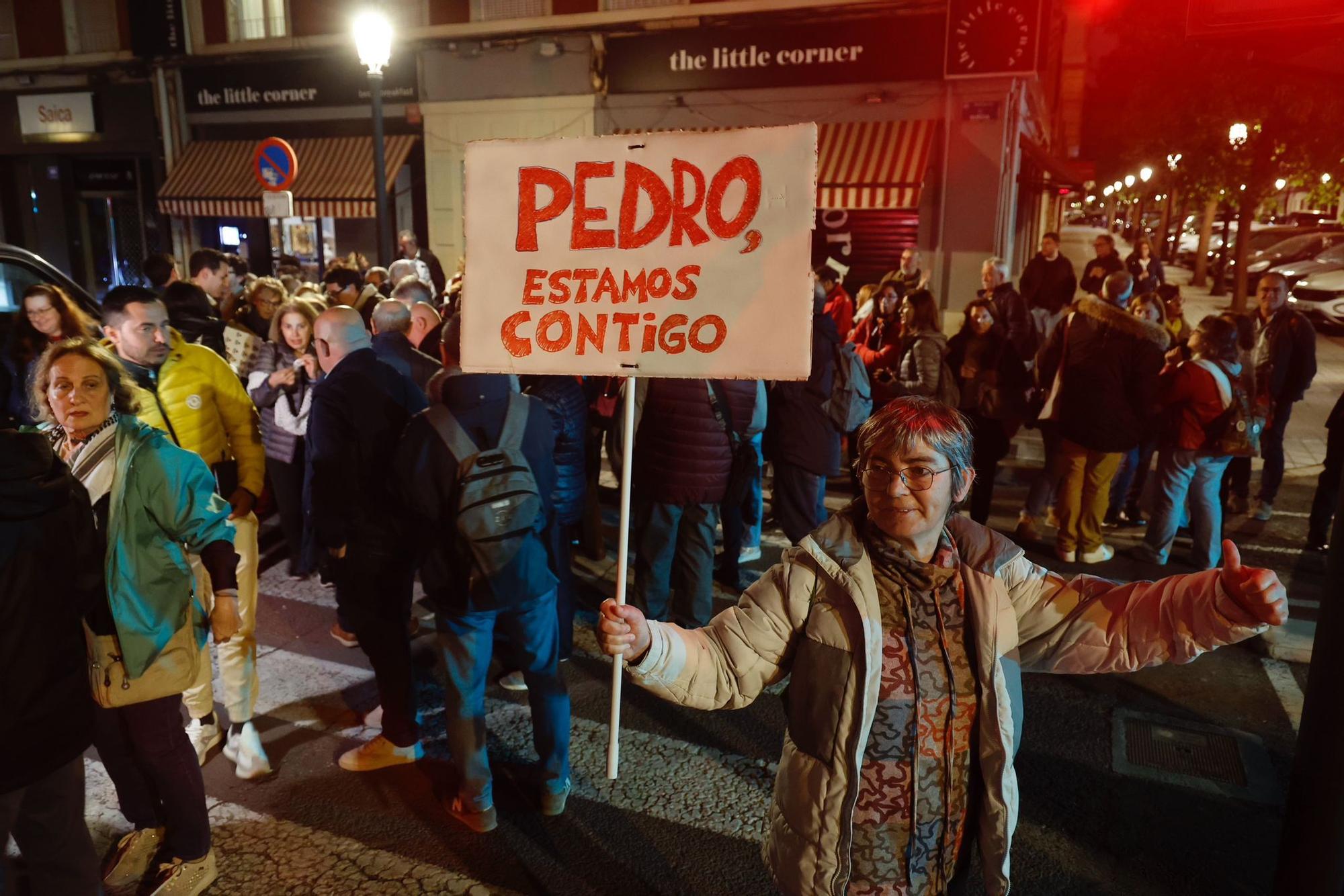 Pancartas de apoyo a Pedro Sánchez.