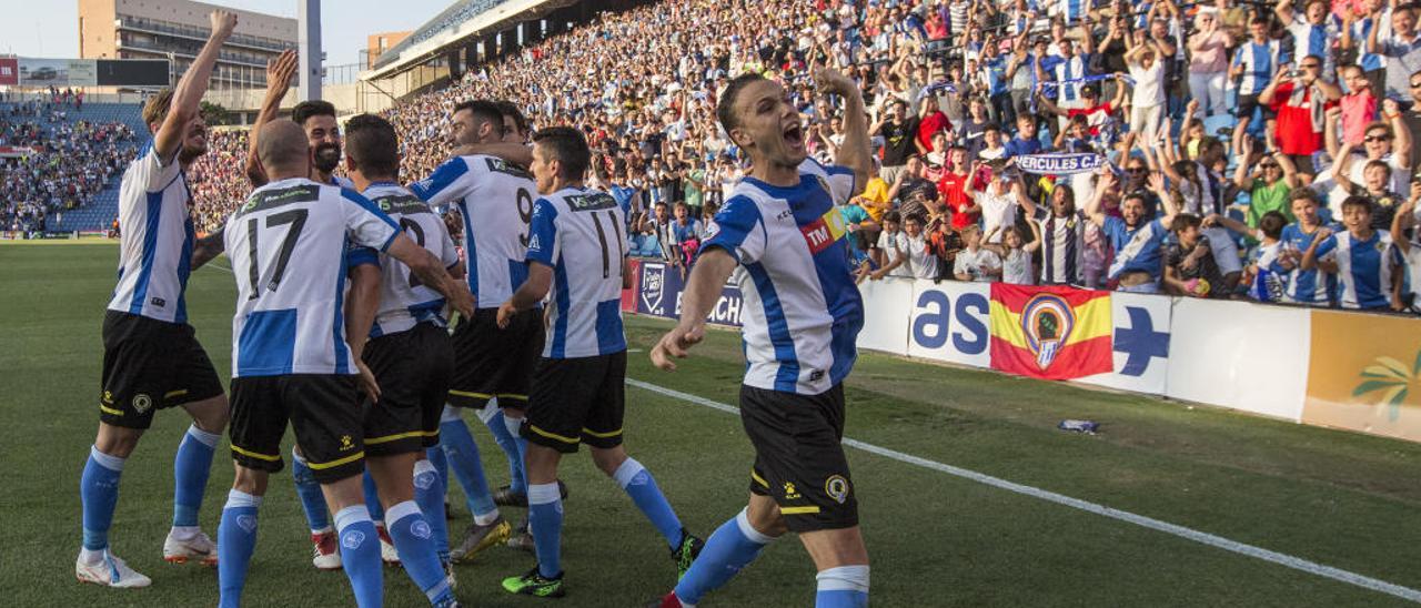 Íñiguez, en primer término, en plena celebración de un gol al Logroñés.