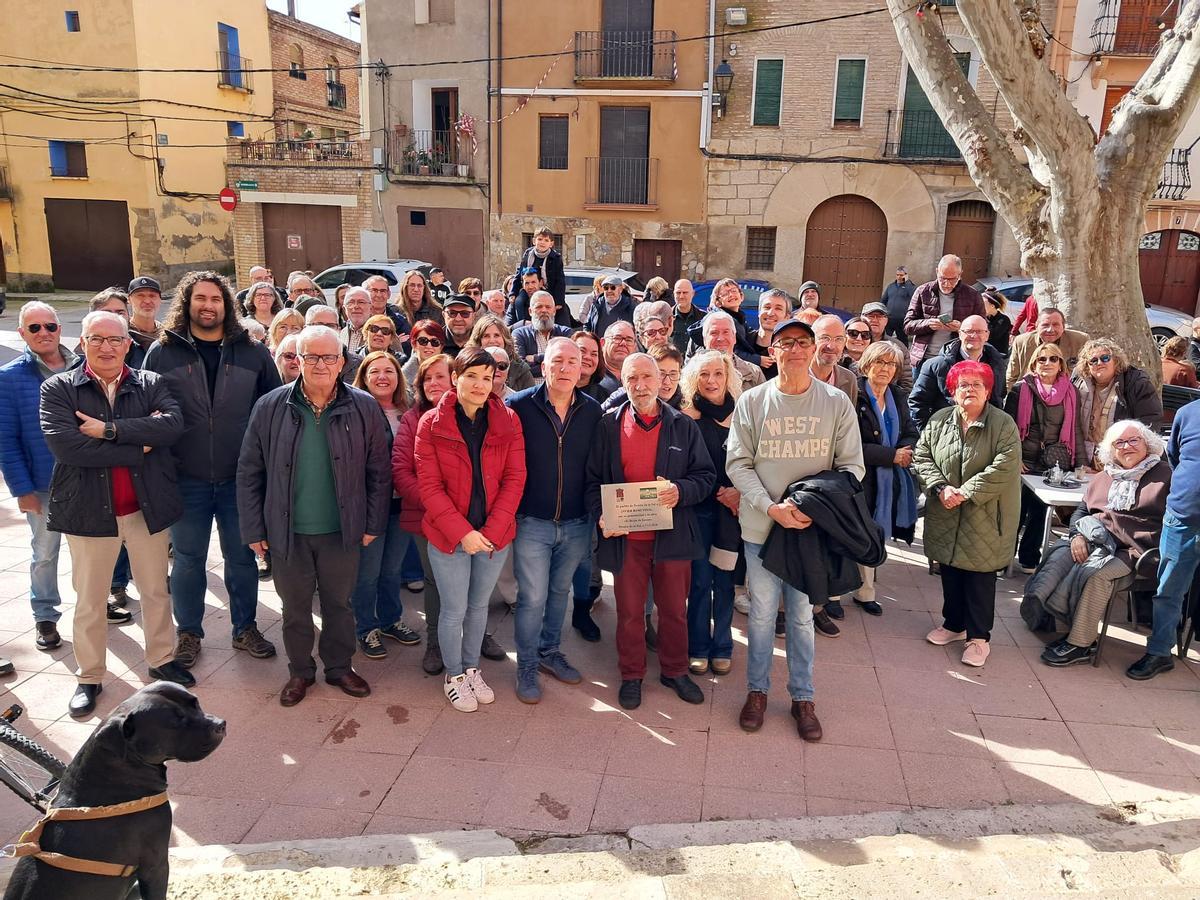 Foto de familia de Rami y los vecinos de Peralta de la Sal, este domingo.