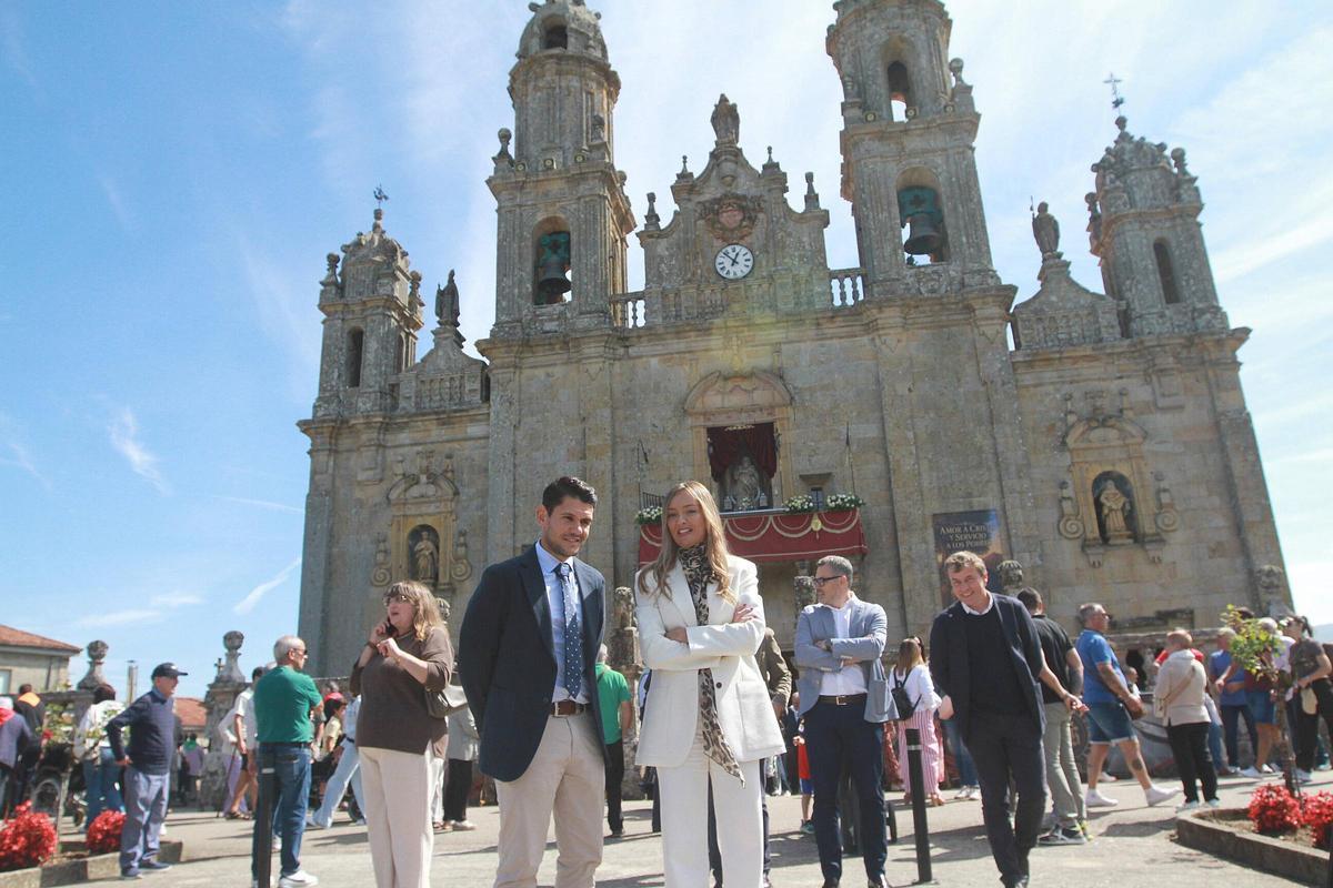 El alcalde de Baños de Molgas, Manuel Ángel Fernández junto a la conselleira de Política Social e Igualdad, Fabiola García.