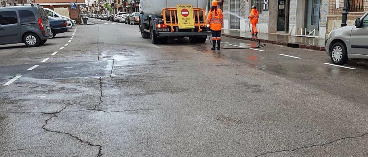 Contrastes entre pueblos: calles desiertas en El Palmar y trabajos en el campo de Poble Nou.