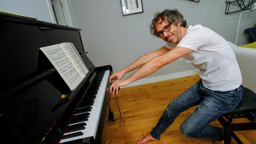 James Rhodes despide el año en gallego y con percebes