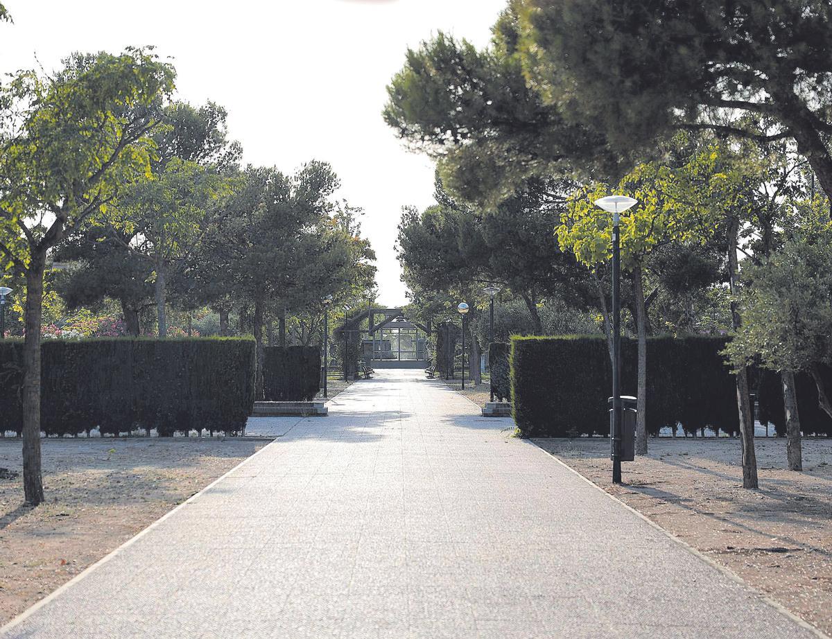 El bulevar de la avenida Ilustración, una de las vías más extensas de España, de 14 kilómetros, al recorrer gran parte del barrio de Montecanal.