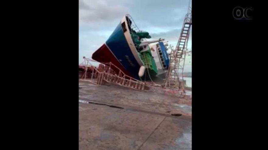 Aparatoso accidente al botar un barco pesquero en Varaderos Lazareto