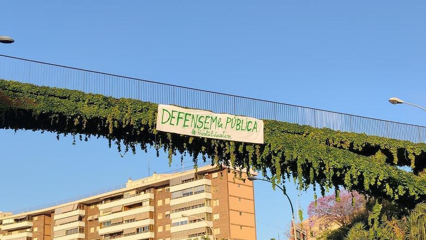 Una decena de pancartas en defensa de la educación pública colgadas en puentes y pasarelas de Alicante