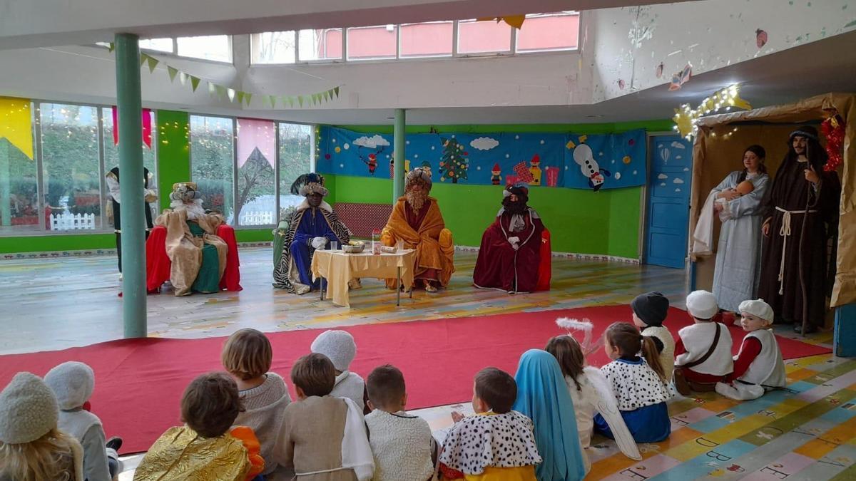 Los Reyes Magos, de visita en la escuelina de San Eutiquio (en imágenes)