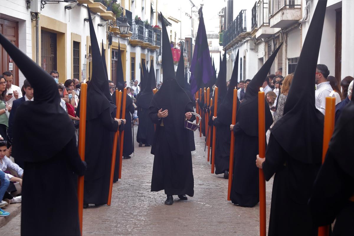 El Cristo de la Expiración se alza sobre Capitulares El Cristo de la Expiración se alza sobre Capitulares