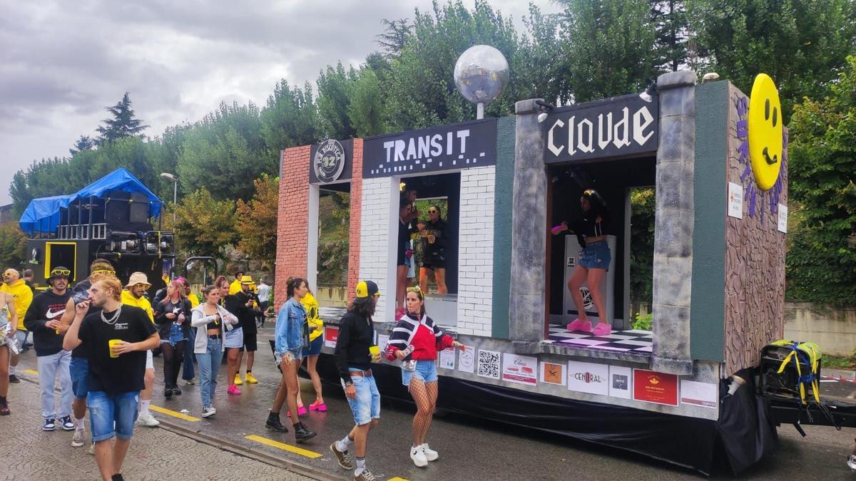 Una de les carrosses que ha participat en la rua de la Fira de l'Estany d'avui, que no és la que ha estat accidentada