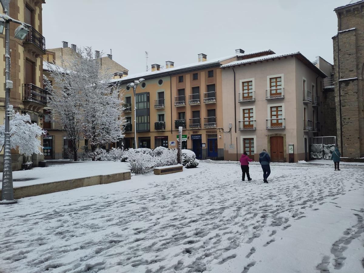 La nieve se adueña de las calles de Jaca, este fin de semana.