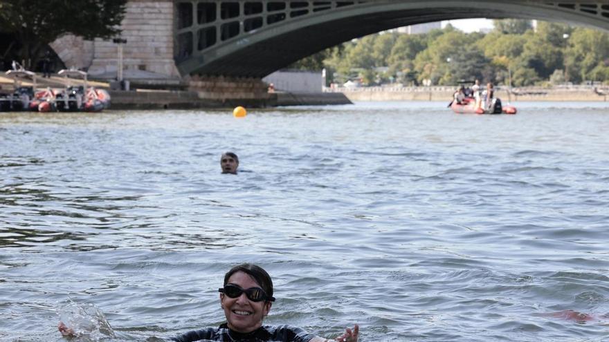 La alcaldesa de París cumple su promesa y se baña en el río Sena para demostrar que está listo para los JJOO