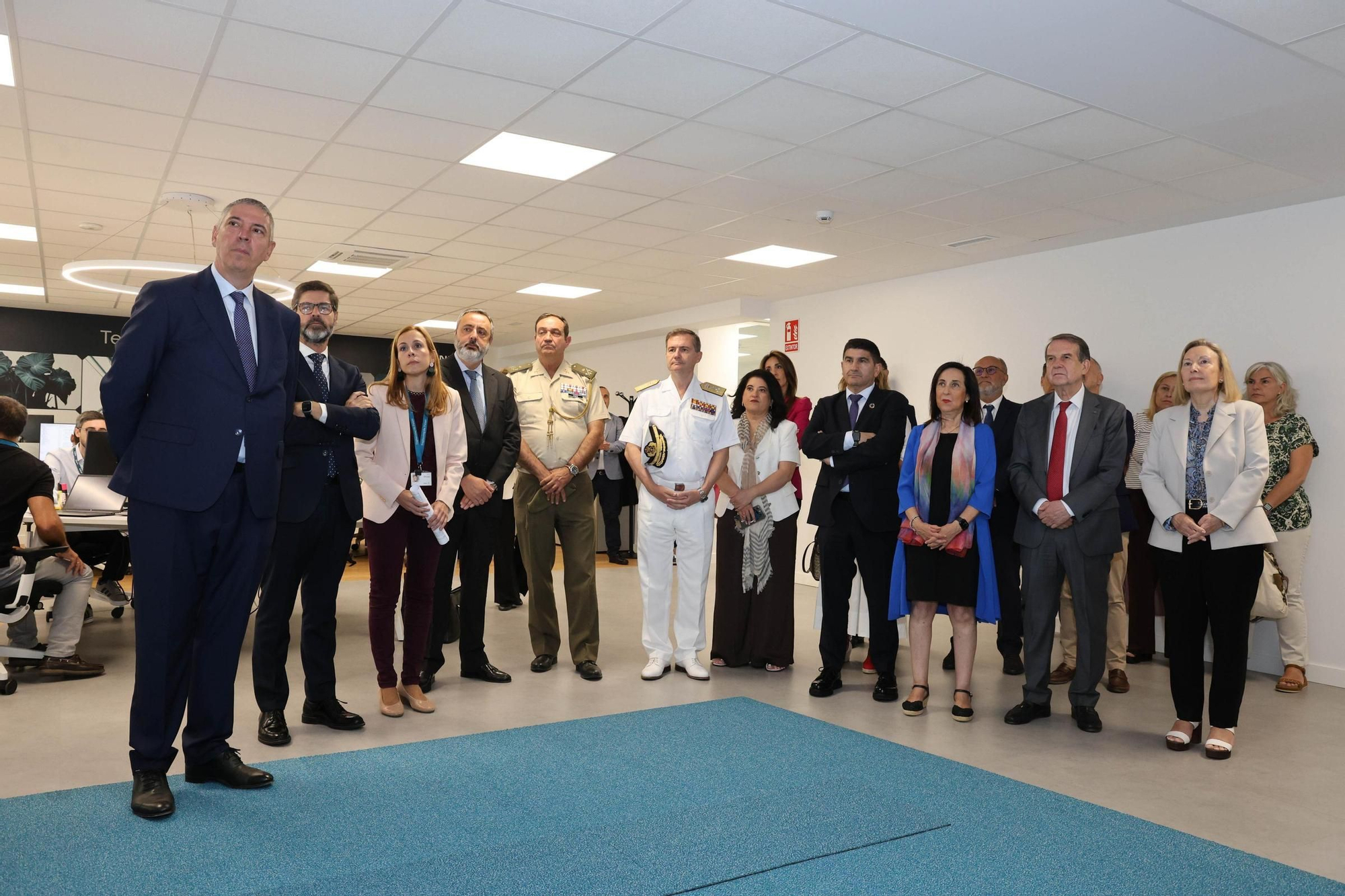 La ministra de Defensa, Margarita Robles, visita la sede de Indra en Vigo
