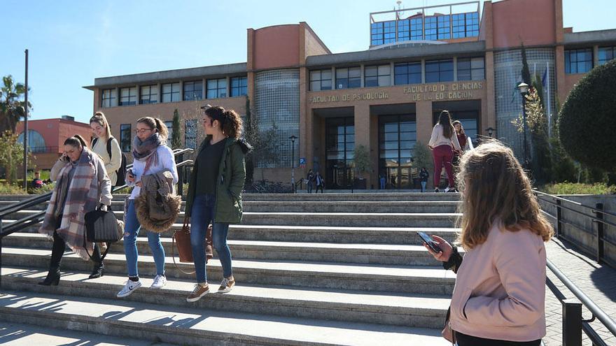 Alumnas junto a las facultades de Psicología y Ciencias de la Educación de la UMA.