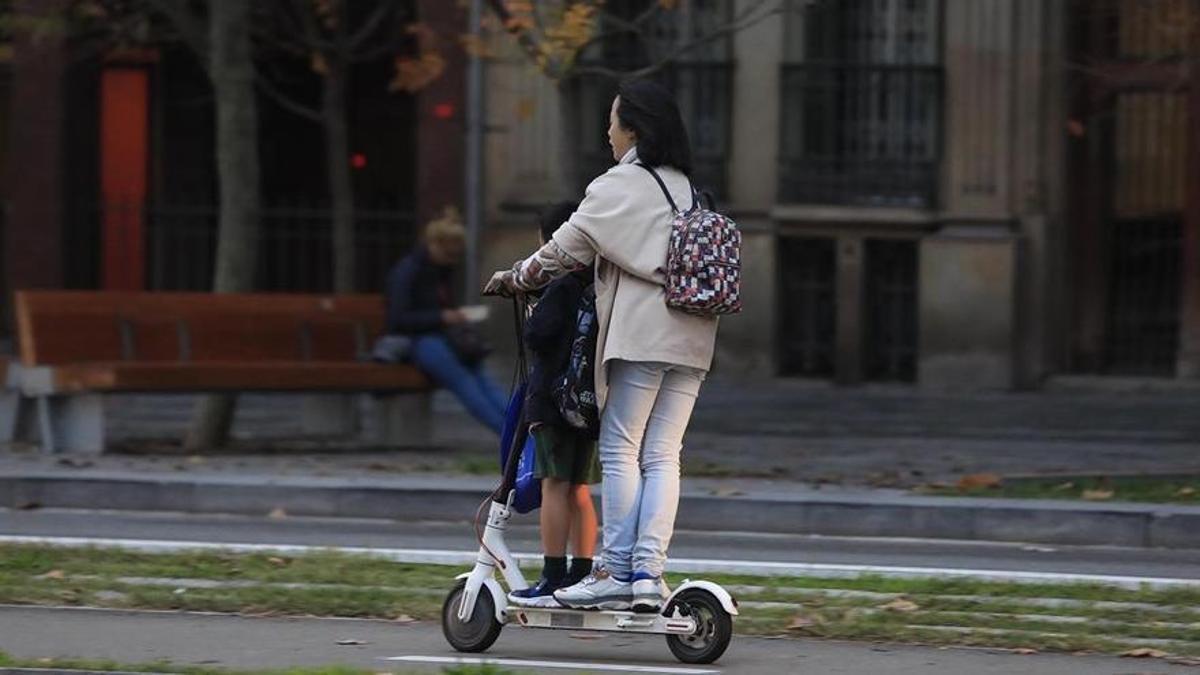 Una mujer se desplaza sobre un patinete eléctrico.