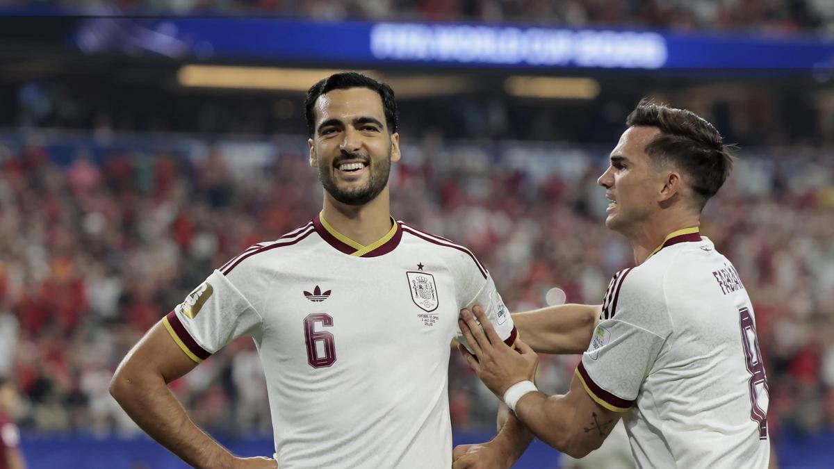 ¿Por qué arrasa en ventas la camiseta blanca de España?
