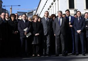 El president del Congrés, Jesús Posada, i l’ambaixador de França, Jerome Bonnafont, presideixen el minut de silenci davant el Congrés dels Diputats.
