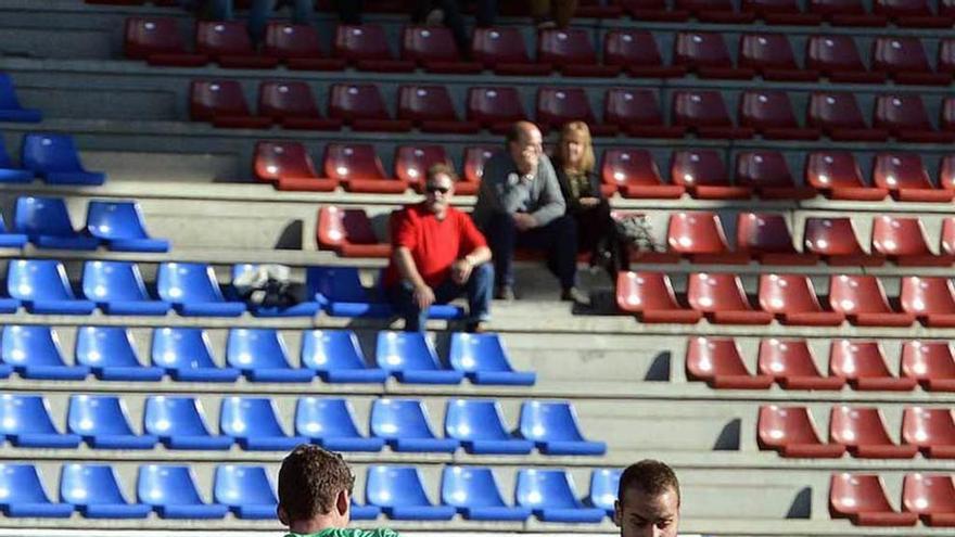 Turzo trata de superar a un jugador del Llanes.