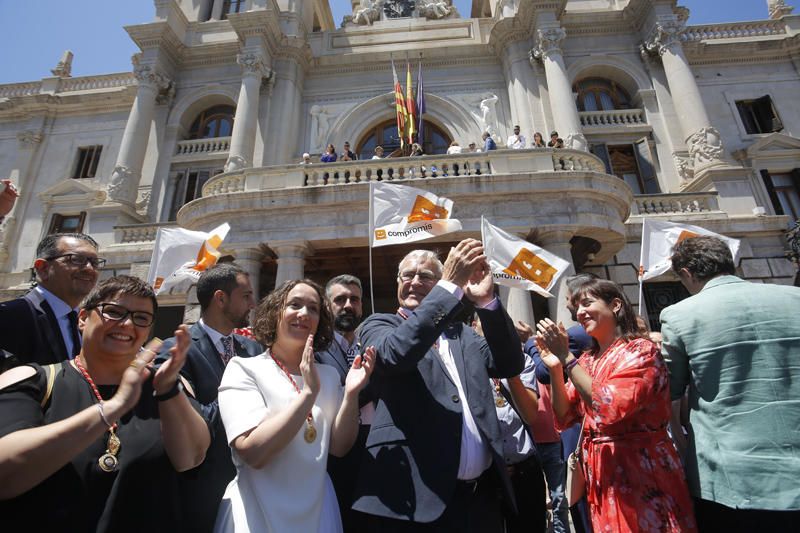 Baño de masas de Ribó y Gómez tras la constitución del ayuntamiento