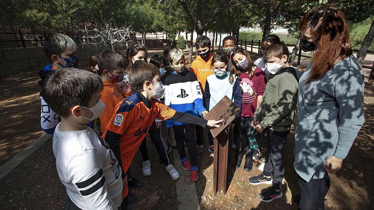 Alumnos del CEIP de Faura y su profesora, ayer, en el Passeig de les Dones. | TORTAJADA