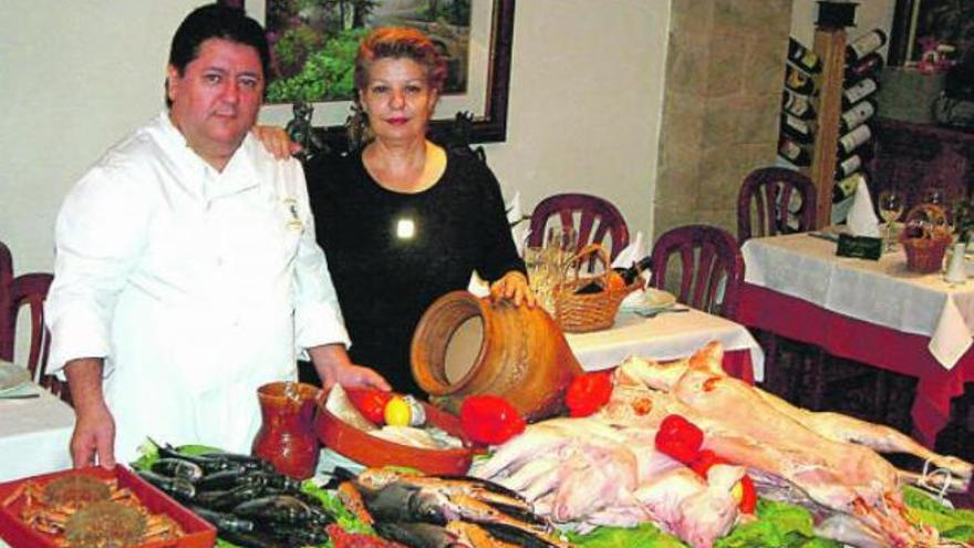 Heras Diez junto a su esposa, Dolores Guerra, en el restaurante hace diez años.