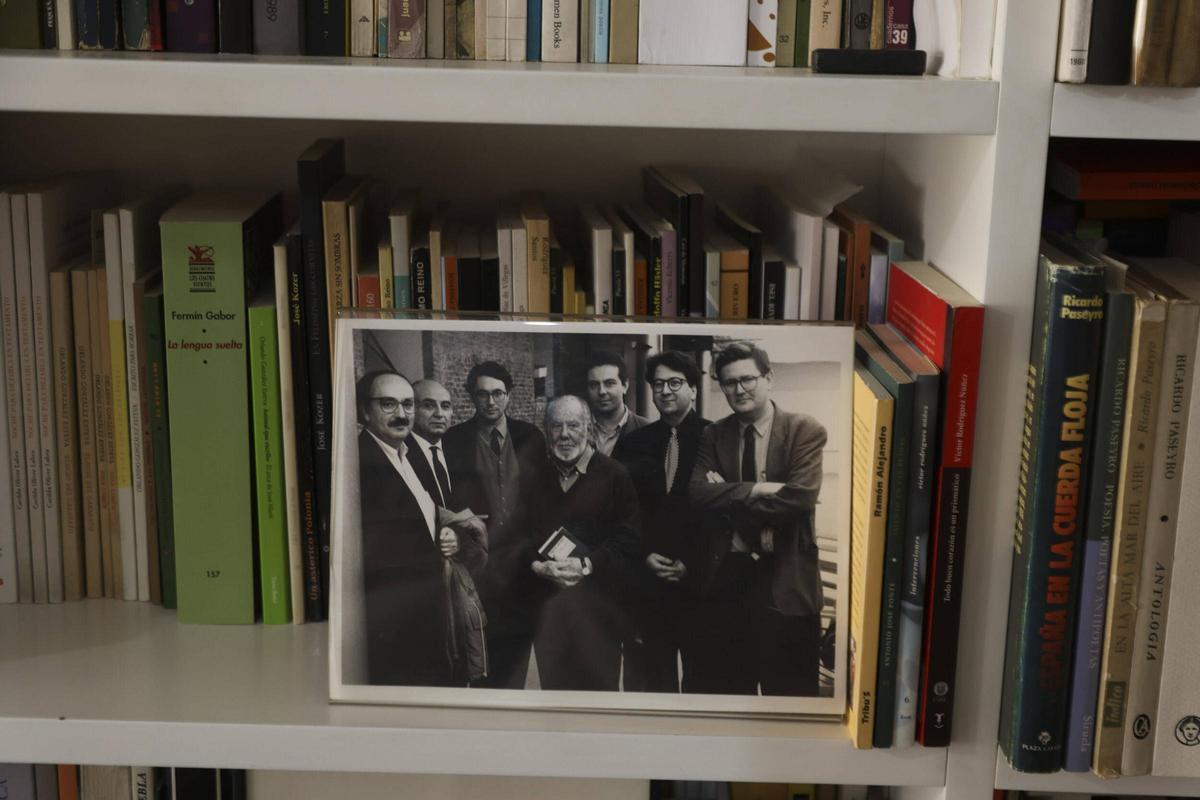 Ramón Gaya, Felipe Benítez Reyes, Luís Antonio de Villena y Juan Manuel Bonet, de izquierda a derecha, en una imagen en la sede de Pre-Textos.