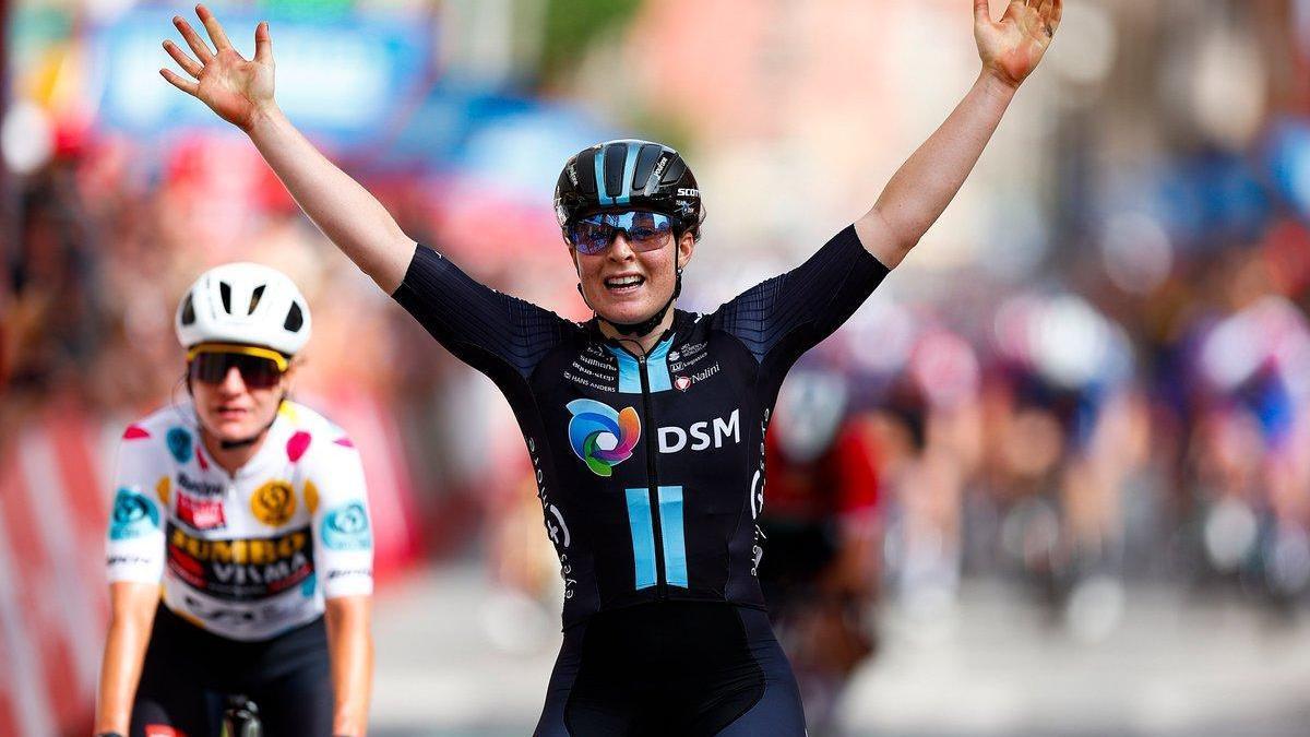 Charlotte Kool gana la segunda etapa de la Vuelta.