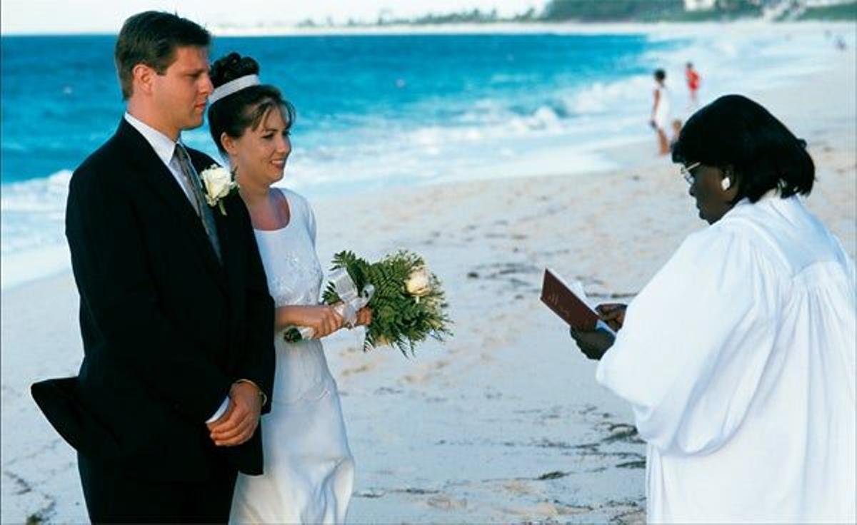 La moda de casarse en la playa también a llegado a Las Bahamas (como en la imagen, en la playa de P