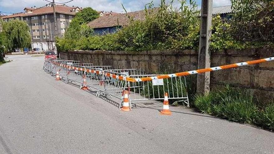 El muro de A Laxe, vallado por el servicio de Emergencias. //