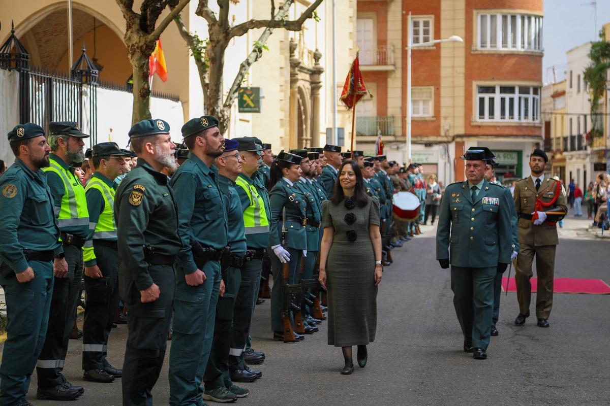 La directora general de la Guardia Civil pasa revista a la formación.